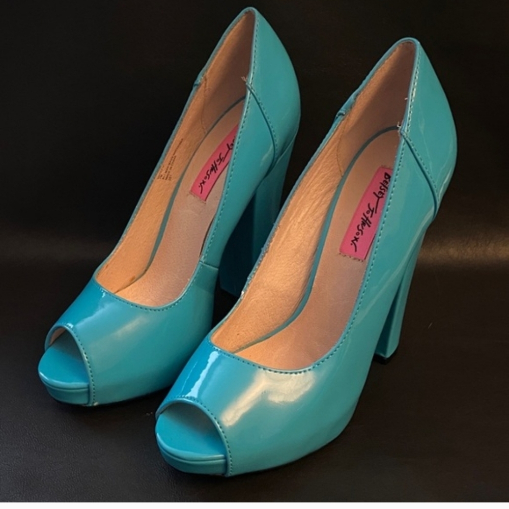 Betsey Johnson Turquoise Patent High Block Heel Peep Toe Pumps Size 7 EUC